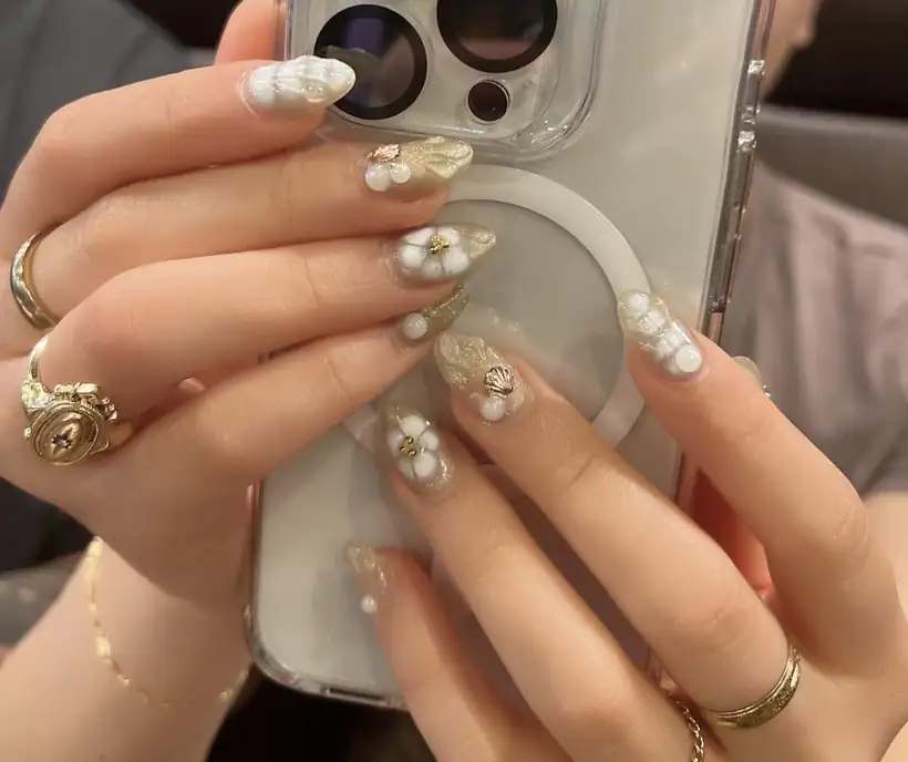 Short nails with white 3D flowers