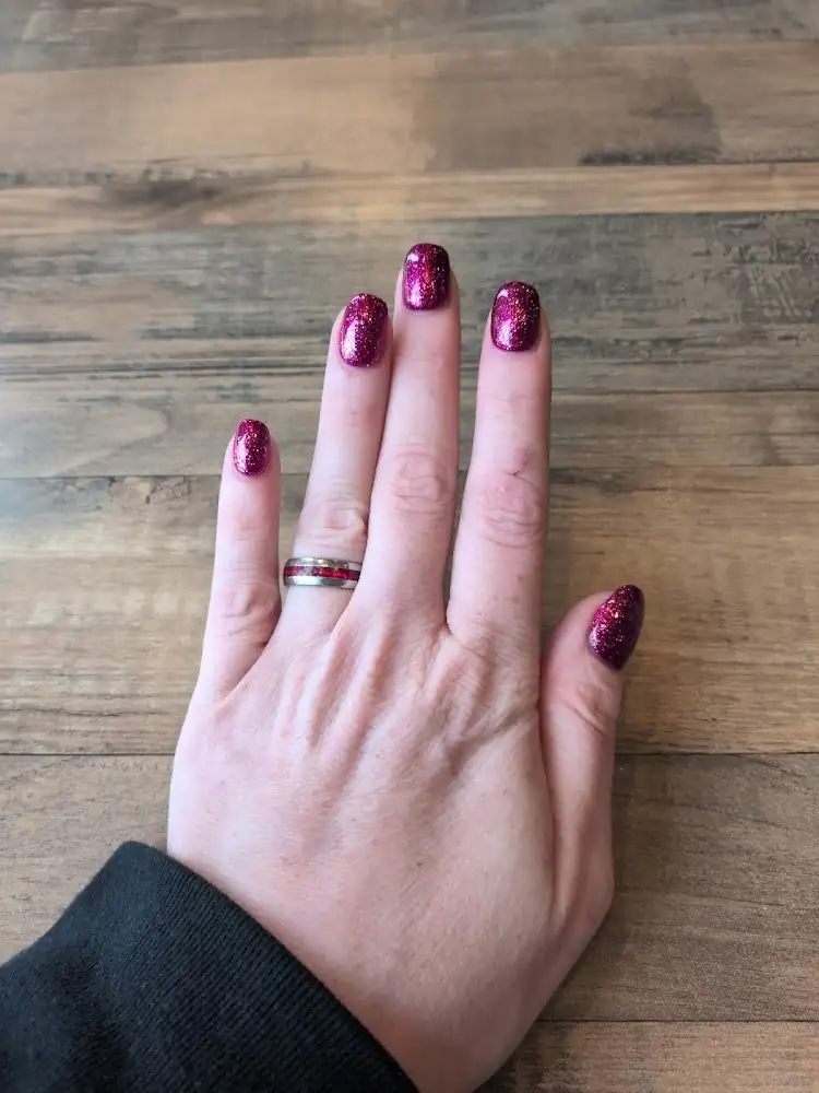 Short glitter burgundy manicure